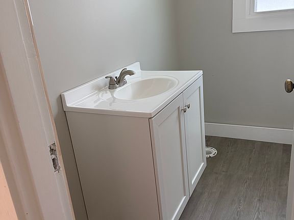 4th image of 614 N E St