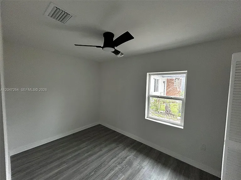 4429 SW 21st St #FRONT — Photo 12