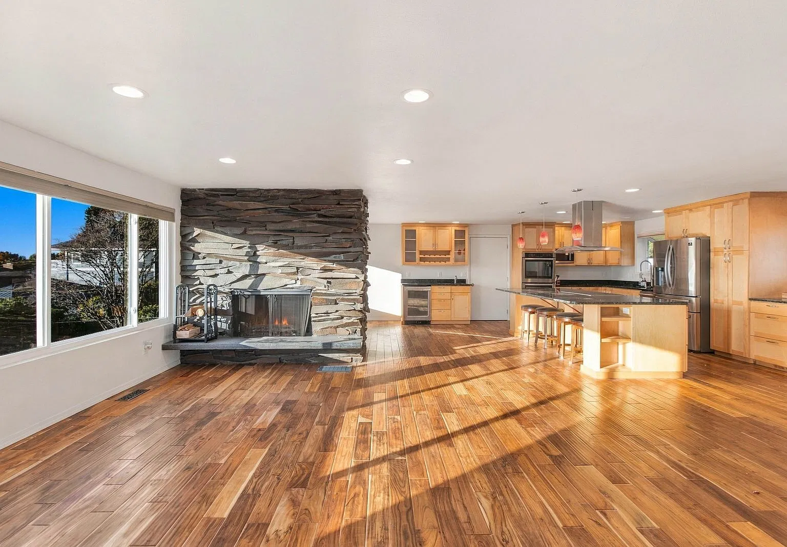 5 bed, 2960 sqft, $4,250 — Photo 4