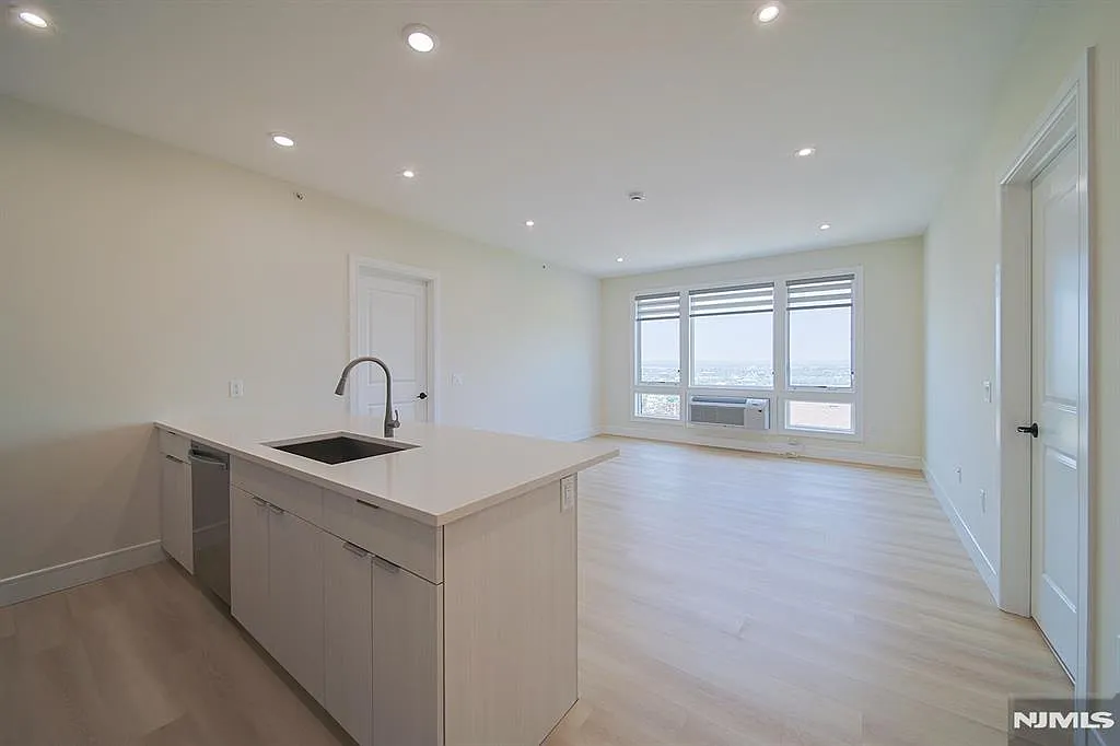 1 bed, 950 sqft, $2,700 — Photo 3