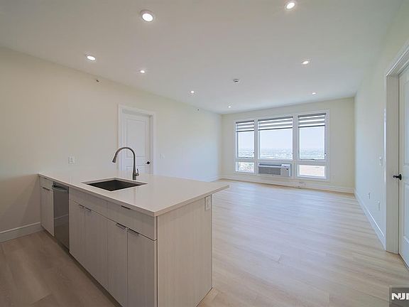 3rd image of 401 E Central Blvd #2A