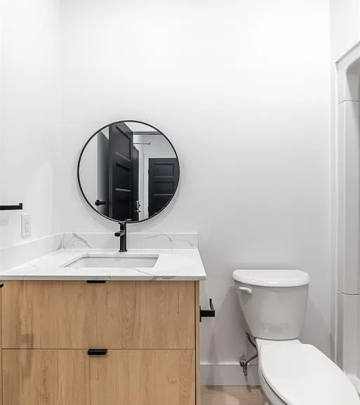 138 King St W #204 — Photo 10