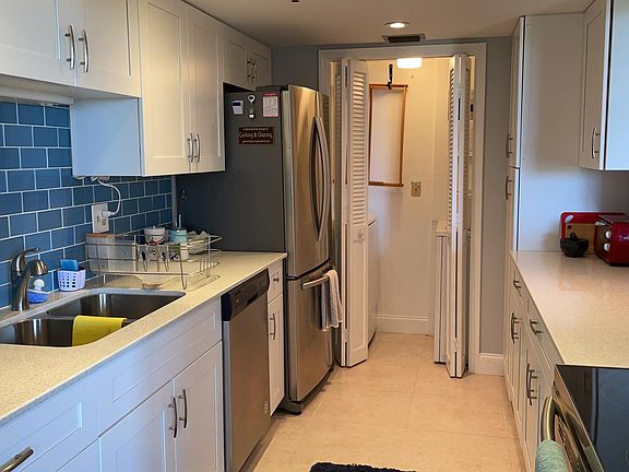 5th image of 899 Jeffery St #5030