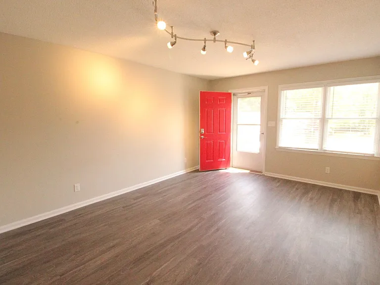 529 Bashford Rd — Photo 2