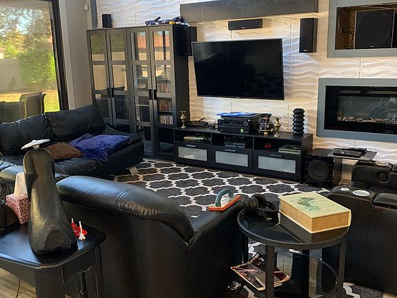 3rd image of 612 W Honeysuckle Dr