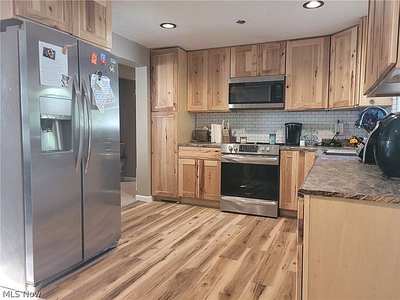 4th image of 868 Sunnywood Ln