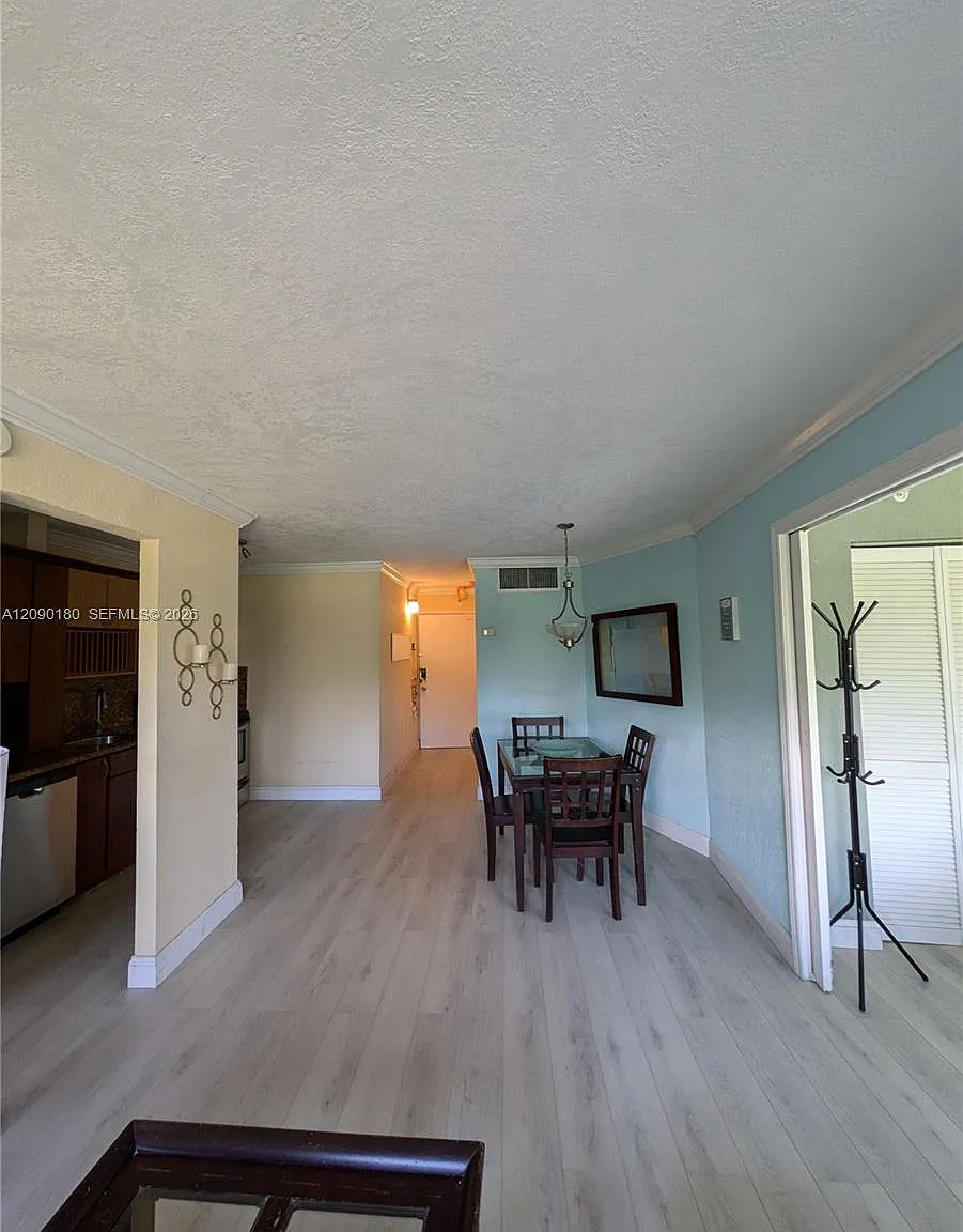 Octagon Towers I Condo — Photo 2