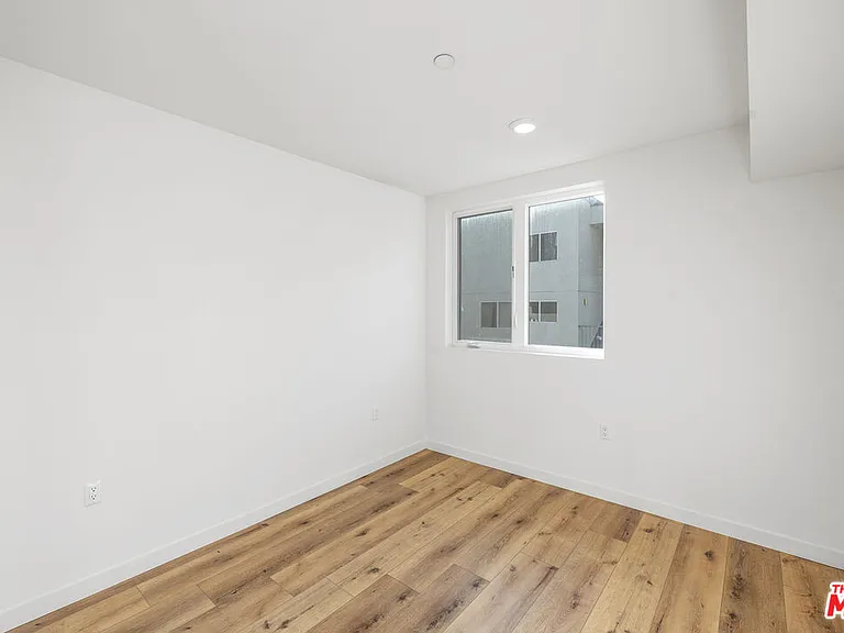5229 Willowcrest Ave #307 — Photo 46