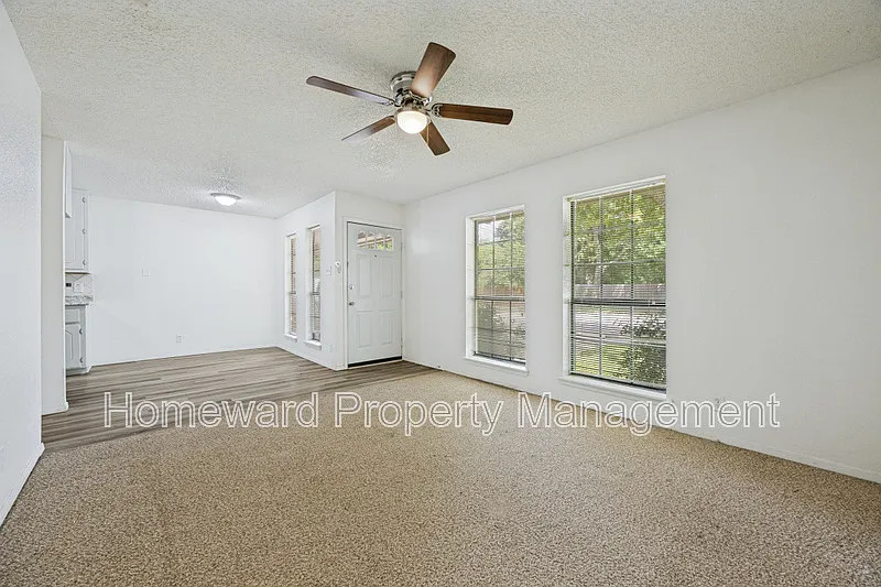 2 bed, 1.0 bath, 935 sqft, $1,100 — Photo 2