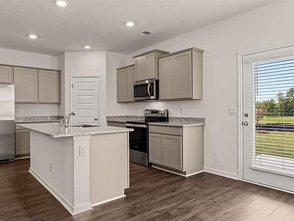 4th image of 302 Friendship Oak Way