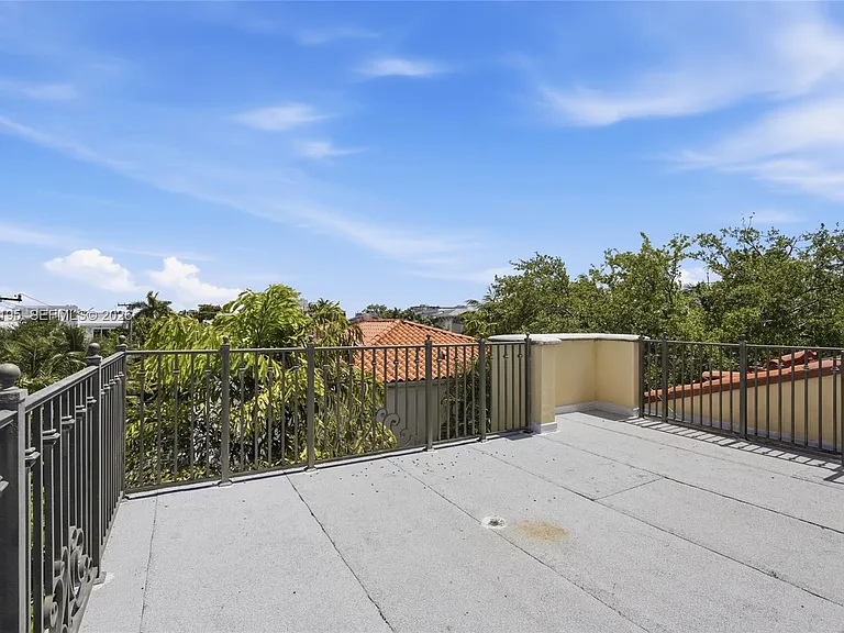 592 Fernwood Rd #B — Photo 32