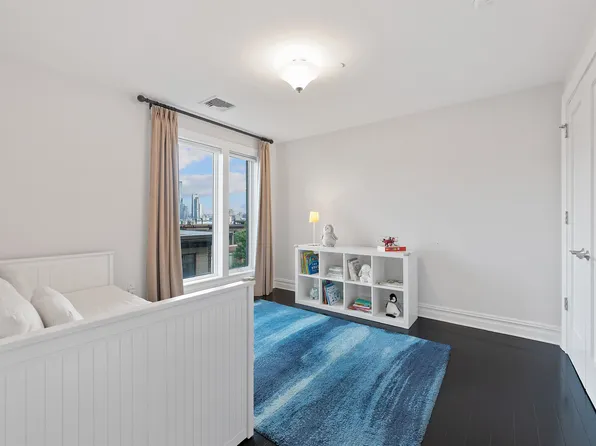 38 Oxford Landing image 17 of 22