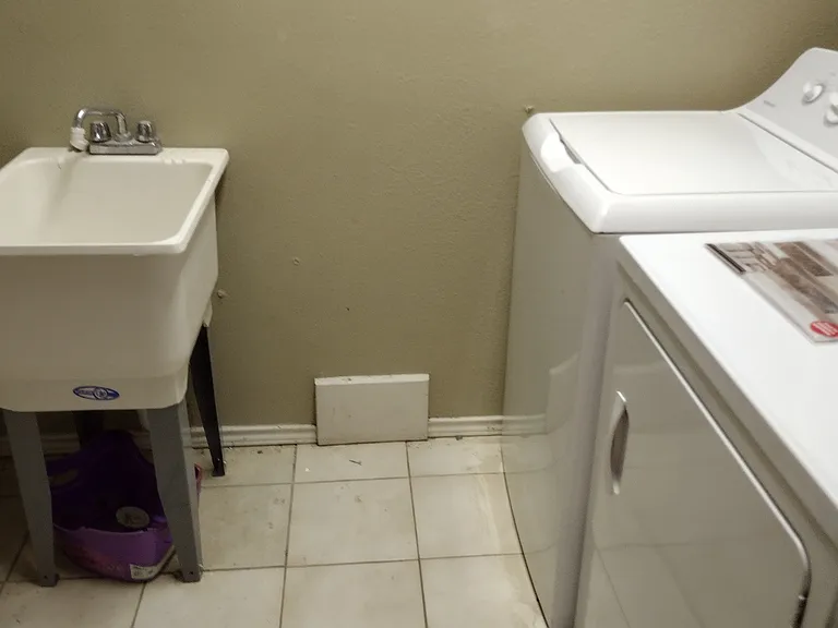 Laundry room with mud sink Approx 6 x9