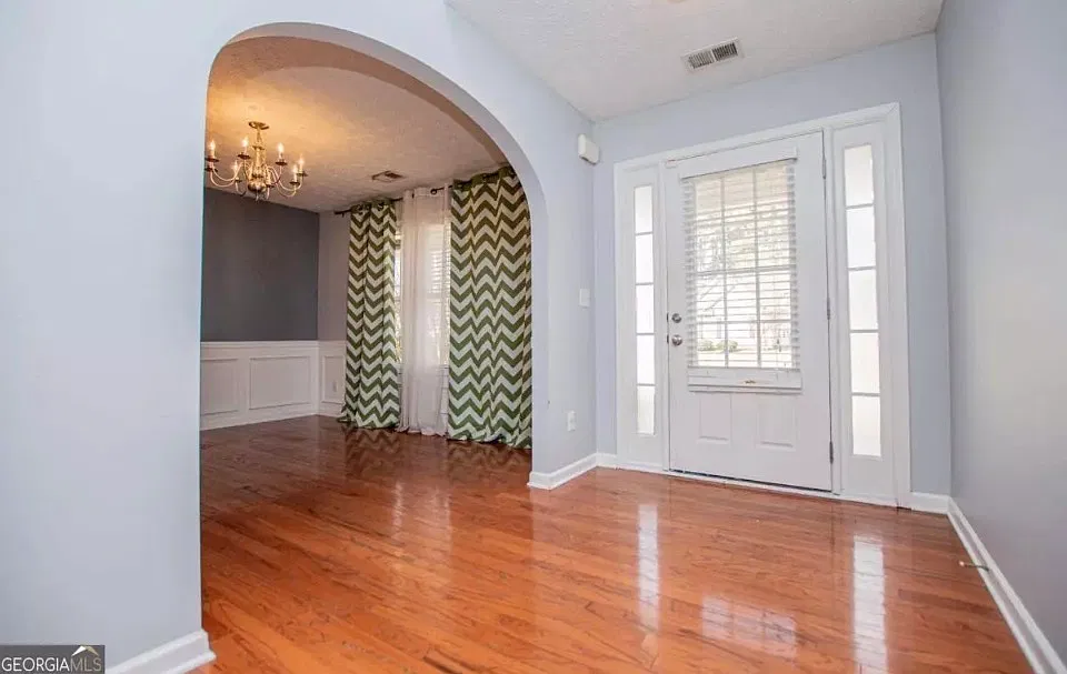 4 bed, 2500 sqft, $2,350 — Photo 3