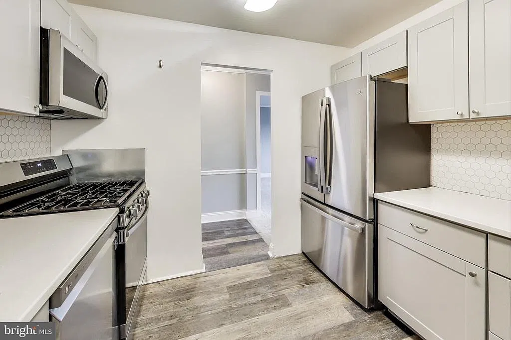 2 bed, 1.0 bath, 849 sqft, $2,300 — Photo 4