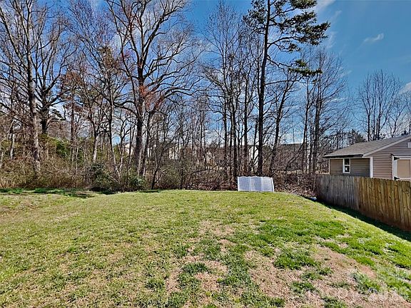 3rd image of 814 Sarah Laura Ln