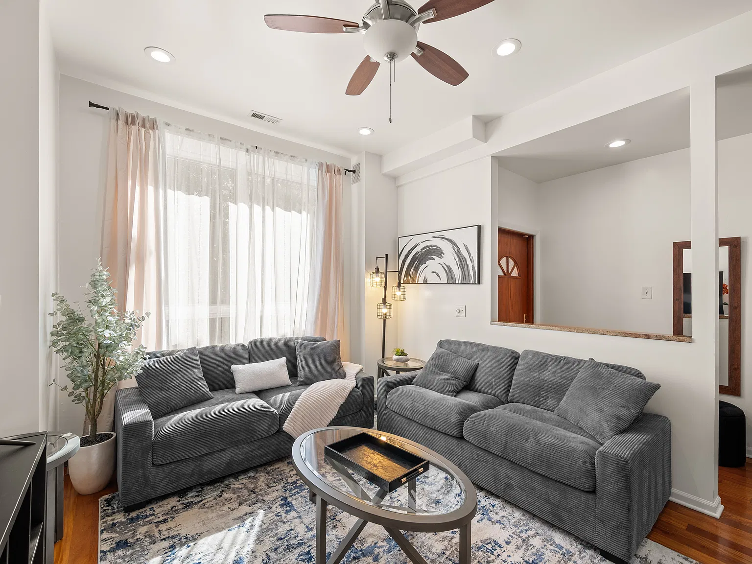 902 W Newport Ave — Photo 1