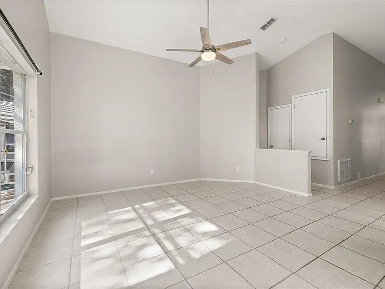 551 Castlemain Cir — Photo 15