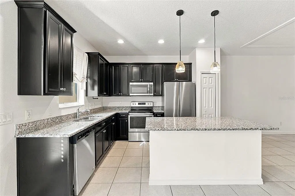 3 bed, 2.5 bath, 1650 sqft, $2,300 — Photo 3