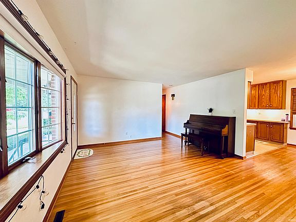 3rd image of 1909 Broadmoor Ave