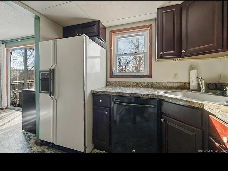 230 Citizens Ave — Photo 10