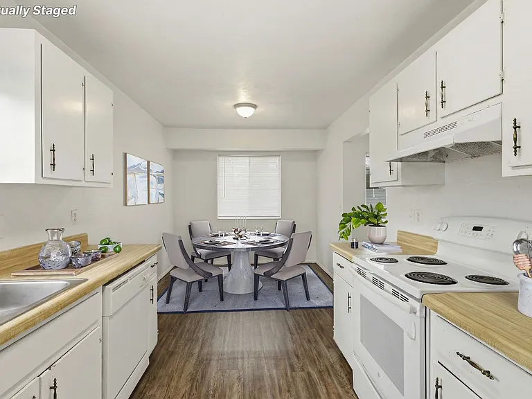 1853 Ivy Ln — Photo 13