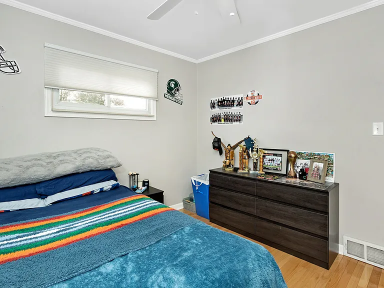 905 Parliament Ave — Photo 15