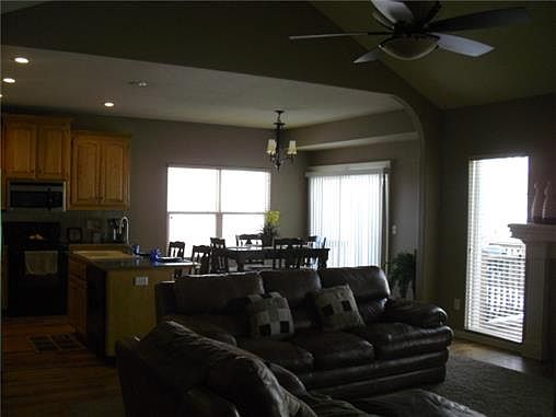 4th image of 412 NW Fox Hollow Ln