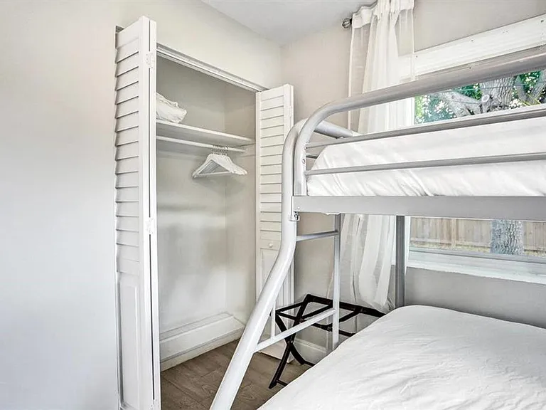 1573 NE 30th Ct — Photo 7