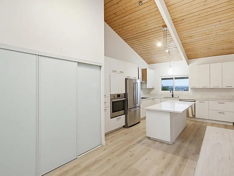 5605 Soledad Mountain Rd — Photo 15