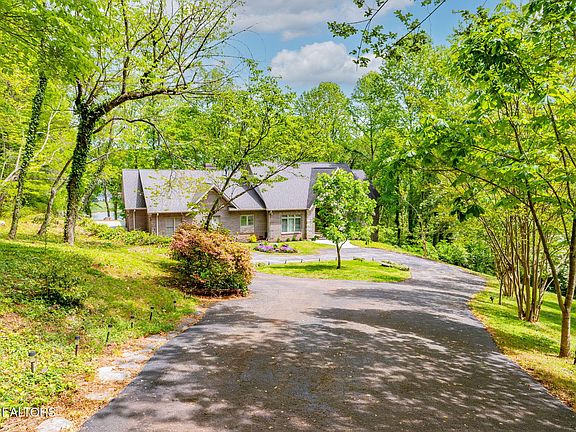 3rd image of 2304 Lakemoor Dr