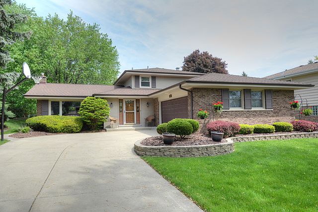 1st image of 124 Bentley Ln