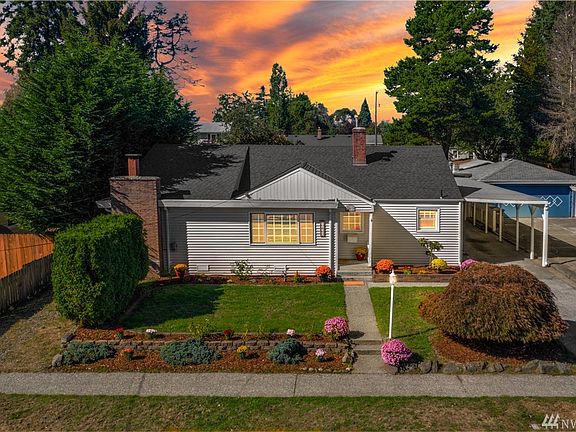 Cute home alert! Curb appeal and functional layout.  Come take a look inside!