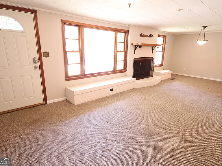 140 Bell Ave SE — Photo 2