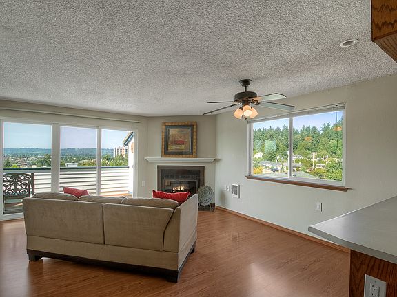 4th image of 110 19th Ave SE Unit 10