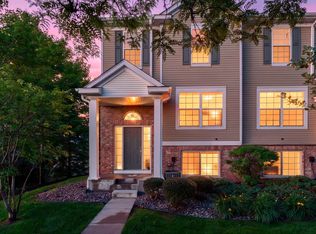 868 Ledgestone Dr, Mahtomedi, MN 55115