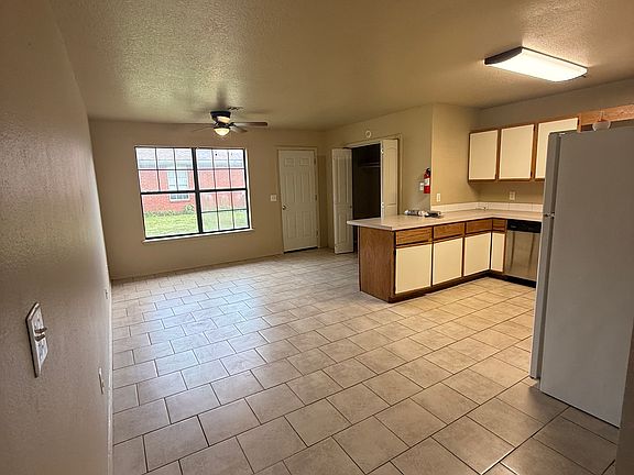 4th image of 704 E Eastview Dr