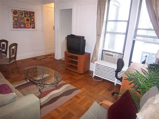 Rented by Sir Realty | media 60