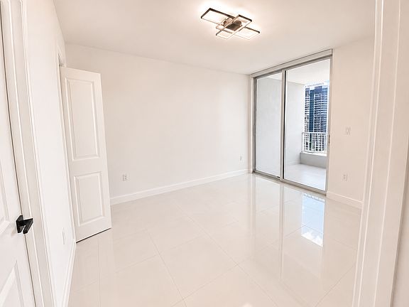 4th image of 170 SE 14th St APT 2707