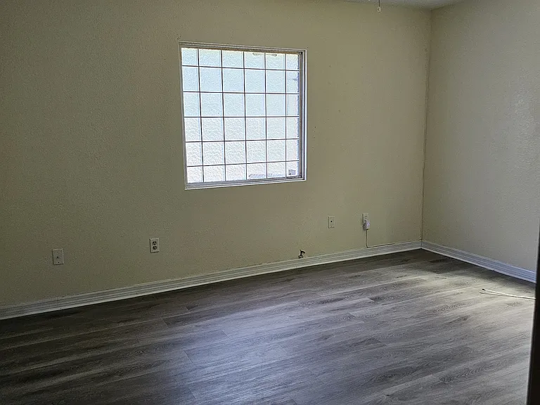 305 E Lake St — Photo 16