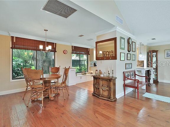 5th image of 208 Valencia Ct