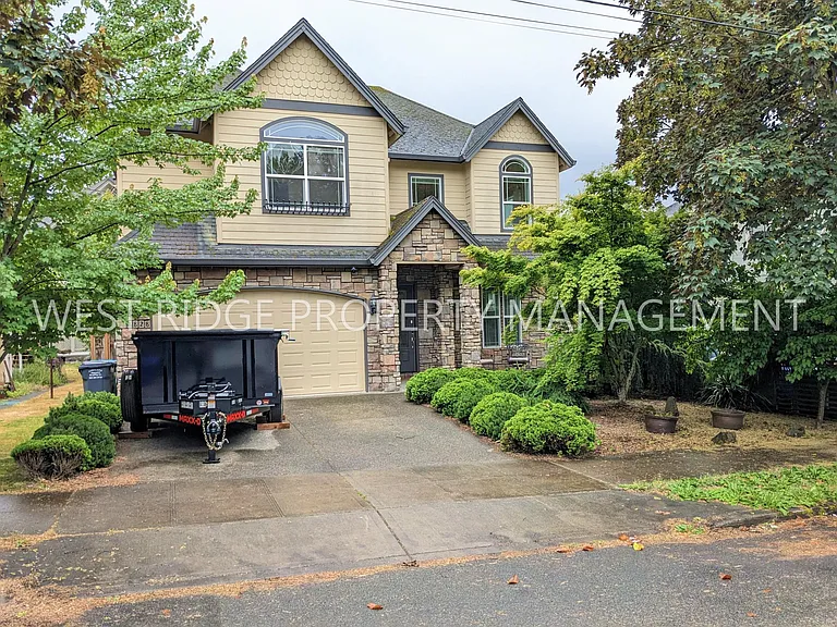 1828 SE Main St — Photo 1
