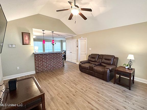 3rd image of 211 Lantana Blvd