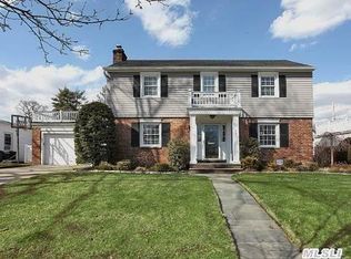 451 Raymond St, Rockville Centre, NY 11570