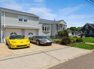 240 44th St, Lindenhurst, NY 11757