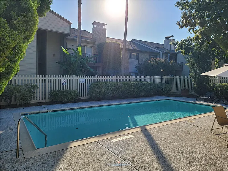 7055 N Holiday Dr — Photo 2