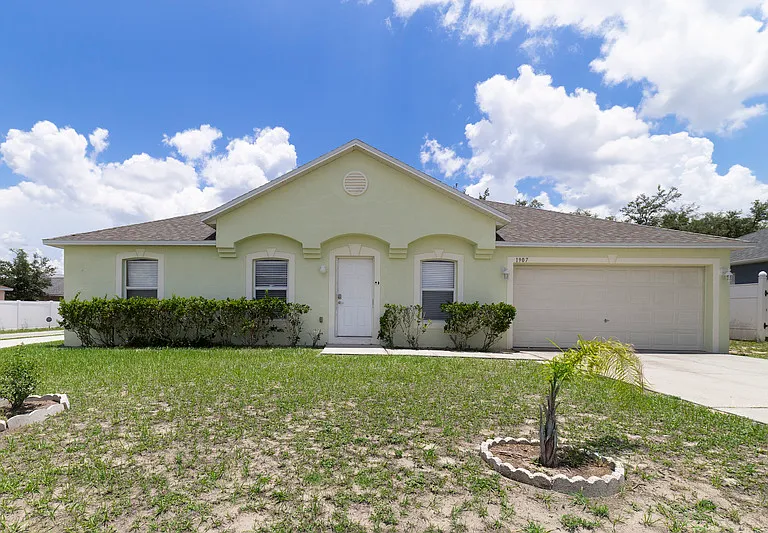 1907 Manatee Dr — Photo 1