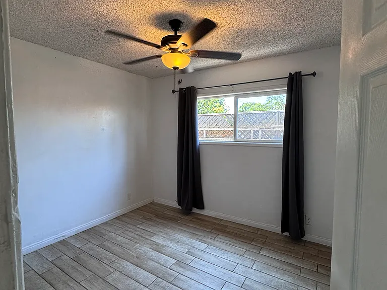 2770 1/2 Glenwood Pl — Photo 10