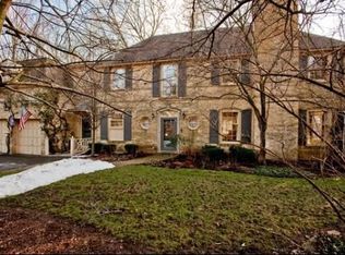9 Country Ln, Northfield, IL