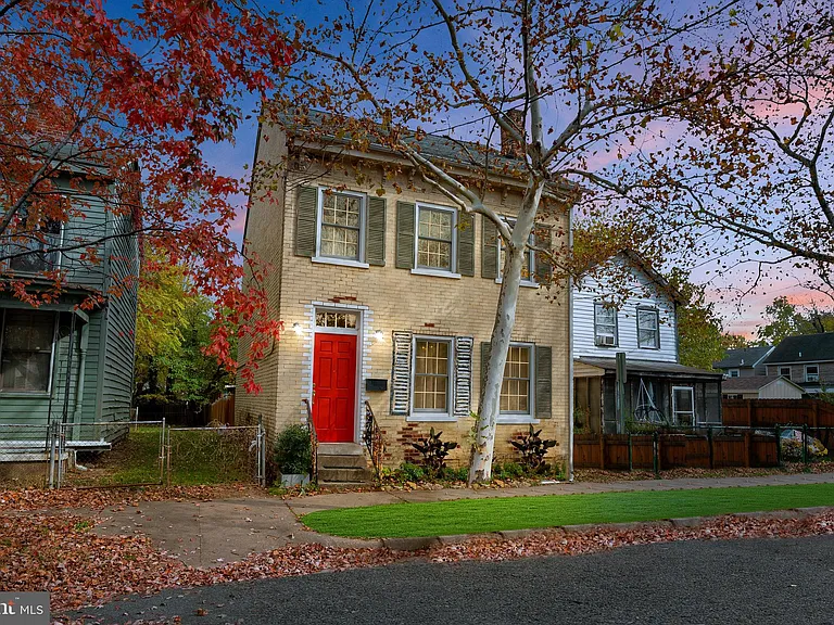 305 Prince Edward St — Photo 1